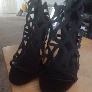 Black suede circle design scrappy heel 10W torrid